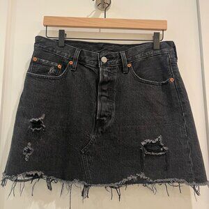 Levi’s Denim Mini Skirt Distressed in Black